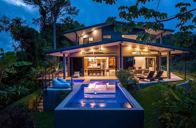 New Luxury Home - 180 degree Ocean Views - Pool/Hot tub -Sleeps 11 - Chef avail
