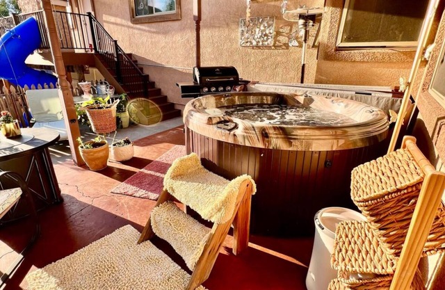 New Luxury Primary Suite-TWO King Beds-Wraparound Deck-Mountain Views-Hot Tub