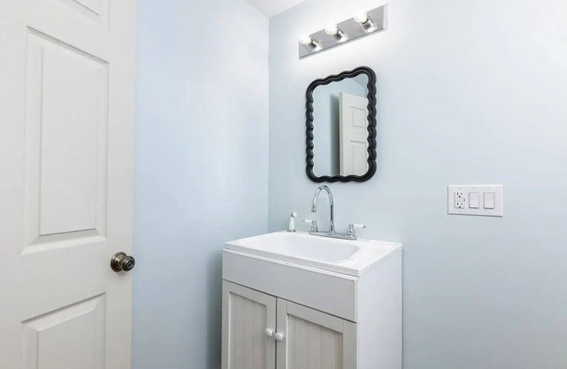 NEW! Meredith Town & Trail Cottage - walkable to water/downtown, dogs ok!