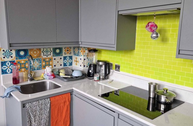 New modern East LDN apartment 5mins walk from Station, restaurants, gym & shops!