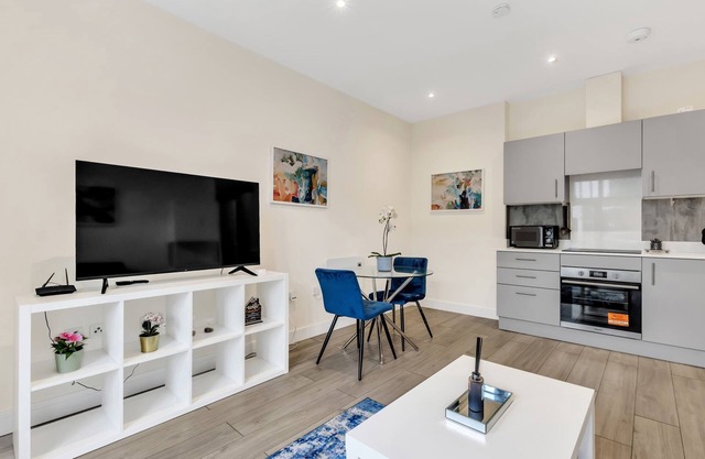 New Modern London 2 Bed | Long Stays! with Parking