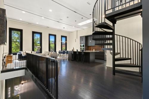 NEW! Modern Scandinavian Loft in Old Town Square