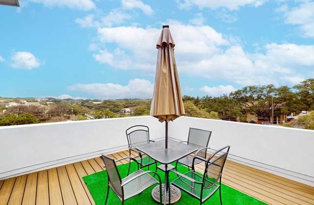 New modern town home with full kitchen, living room & top floor balcony