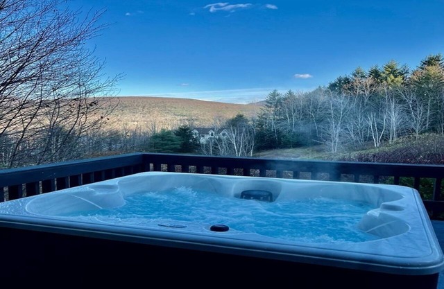 NEW OUTDOOR HOT TUB! 1-Bedroom Luxury Suite + Full Kitchen - Haus Windham