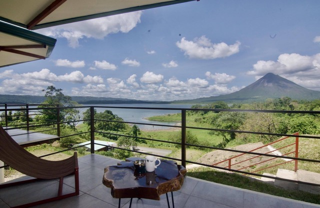 NEW. Papaya Bungalow. Hilltop Bungalow with Spectacular Lake & Volcano Views.