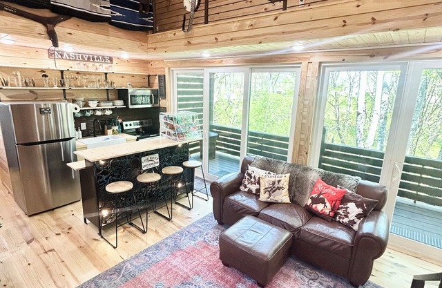NEW PRIVATE Quiet Cabin in The Woods ~3 KING BEDS, FiRE PIT, 1 ACRE ~HIKING