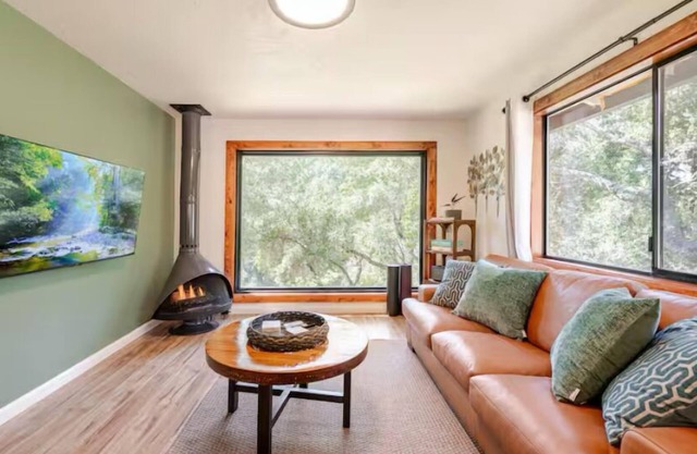 New, Relax in a private HotbTub with a beautiful deck surrounded by Nature.