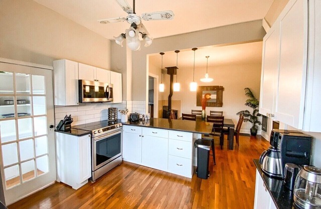 ★New★ Remodeled estate in upscale neighborhood