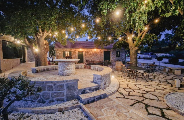 NEW! Rent estate with 2 villas, 1 common house and pool in vineyards