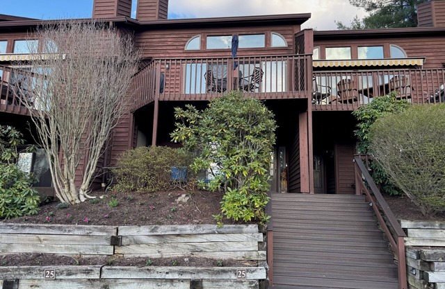 New rental-Charming 3 bedroom with lake & mountain views/access and indoor pool!
