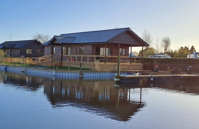 New! River Bay - set on the waters edge - sleeps 4