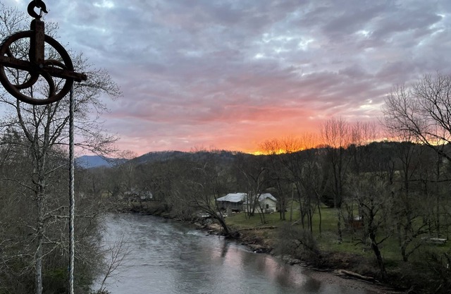 *NEW Riverfront Cabin with Mountain Views