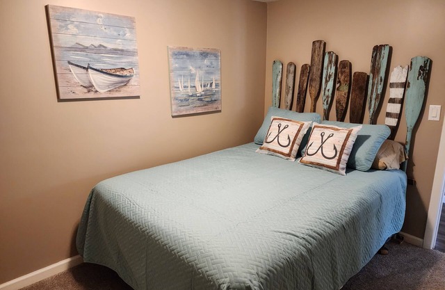 NEW! Royal Bungalow Lake House W/Lake view & access - Canadian Lakes