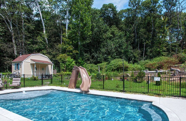 NEW Secluded Pool Home 20 Mins to DWTN!