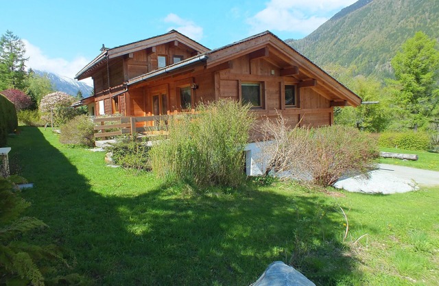 new semi-detached chalet, quiet and comfortable. With 2 bedrooms and 2 bathrooms.