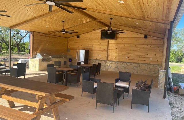 New Spacious 5 separate hotel suites in charming Uvalde with WiFi, AC.