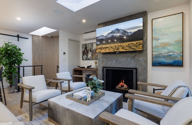 New Stunning 3BR, 3BA Steps from Gondola with AC!