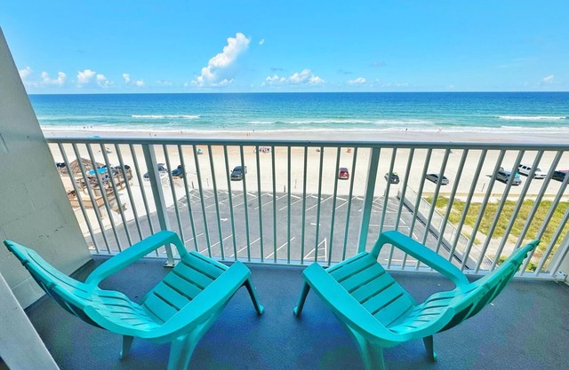 NEW! Stunning Ocean Front Studio Private Balcony