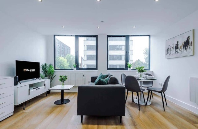 NEW! Stylish apartment, amazing location, sleeps 4