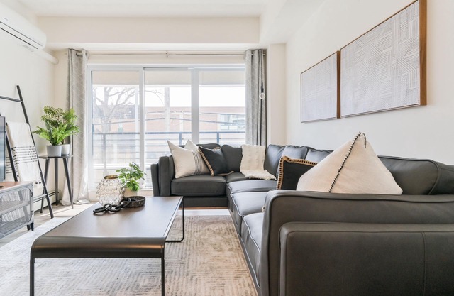 NEW! Stylish DT Condo | UG Parking | AC | Mins to Saddledome