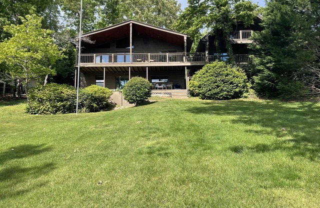 New! Sunset Cove - Lake Lanier - Cozy Cottage, Amazing Views, Deep Water Dock