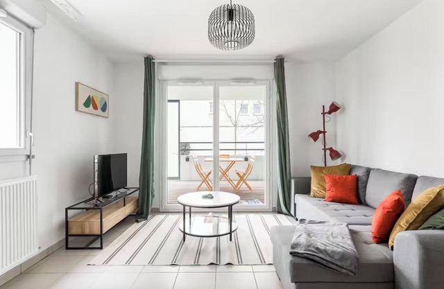 NEW! The 18: Secure & quiet 2-bed apt, terrace, parking, city center, near river