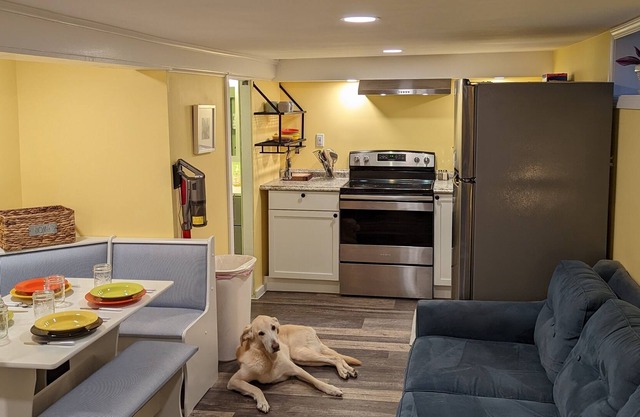 NEW! The Birds Nest - No Clean Fee, Pets, WIFI, Coffee & Tea, TV