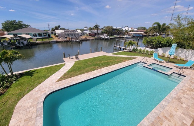 NEW! The Pearl in Palmetto Waterfront with a Pool and Dock