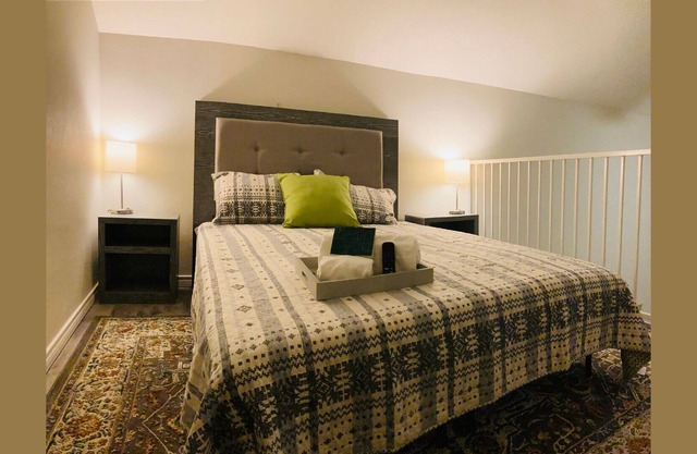 ★ NEW Tiny-Home in Central Laredo!