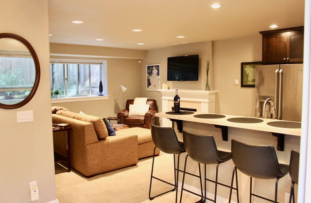 NEW TO VRBO! Fireplace Flat private 725 Sq Ft apt near University of Portland