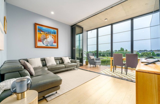 New to VRBO: Prime and Stylish Stay in Kingston Foreshore