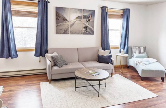 *NEW - Trillium Nest - Private and Quiet 2BR 1 Bath with parking garage