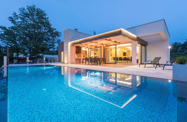 NEW! Villa Lanka - luxury villa with large swimming pool, private parking