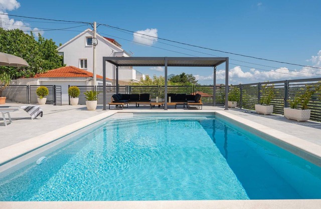 NEW! Villa Magnolia with 41 sqm pool, Jacuzzi, 8km from sea