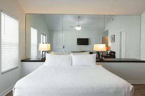 NEW! Villa Positano - Duval Square Condo, Pool, Hot Tub & Parking