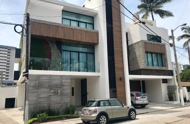 Newer Ground Floor Apartment Near The Beach, Shops