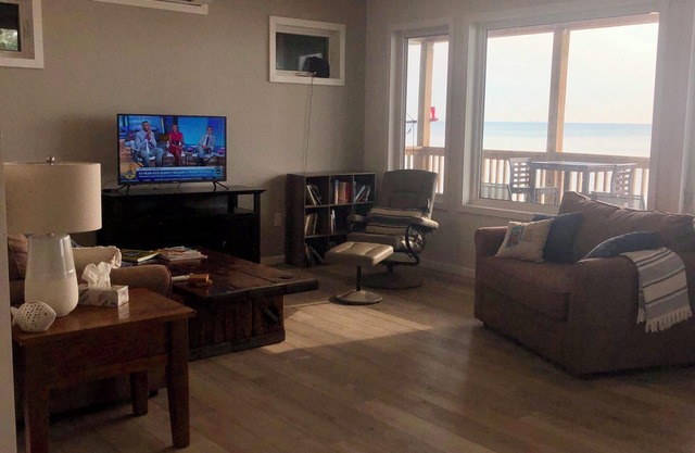 Newest Pelee Island Lakehouse - your beach holiday now with wifi.