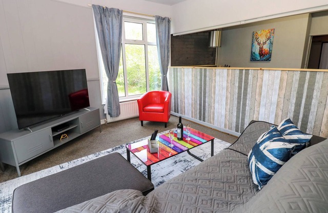 NEWFIELD APARTMENT, pet friendly in Bishop Auckland
