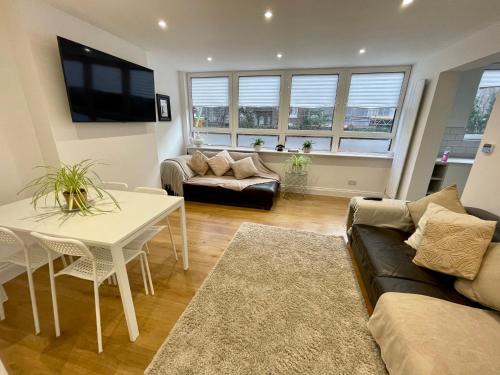 Newley Refurbished 2-Bed Only Minutes from London's Attractions
