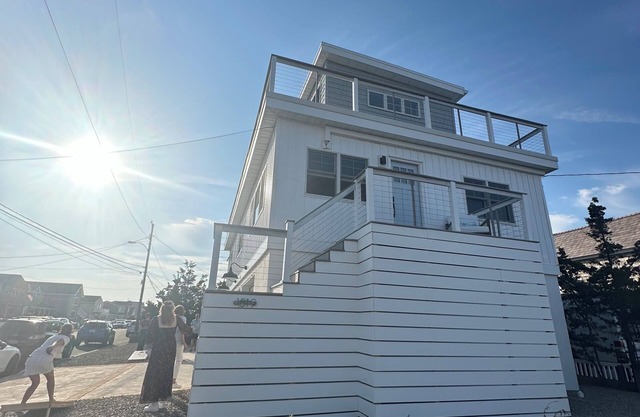 Newly Affordable Remodeled Beach House, 1st floor unit. Sleeps 6