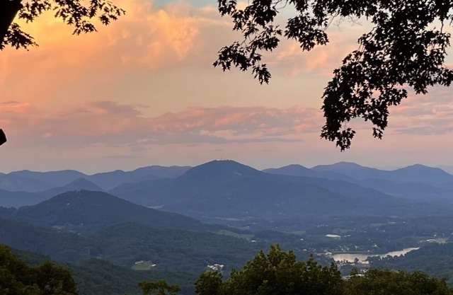 Newly Built 2021! 4 BD 4.5 BA, Luxury Home, Mtn Views, Hot-tub!