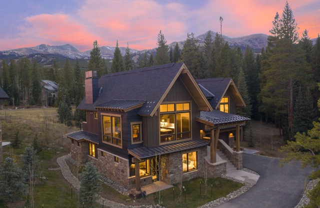 Newly built Luxury Home, 5-Star Finishes, SHUTTLE to slopes, backs to Breckenridge Nordic Center!