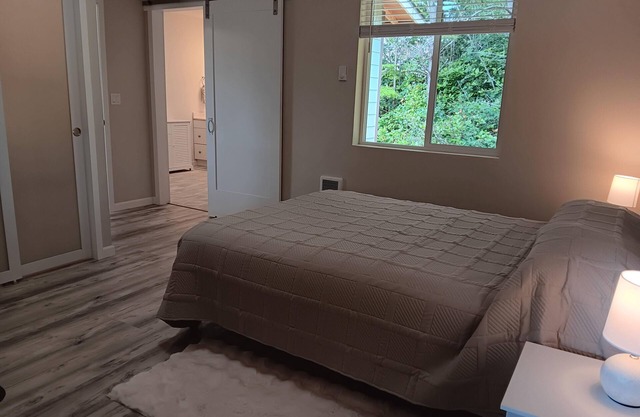 Newly-built Spacious 1-bedroom Home - Short Walk to Beach