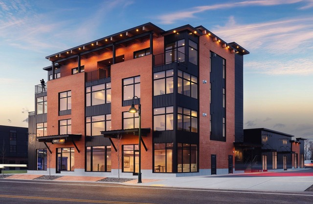 *Newly Built* The Basin Luxury Four Suites⁓Hot Tub ⁓ Downtown Driggs ⁓ Sleeps 28