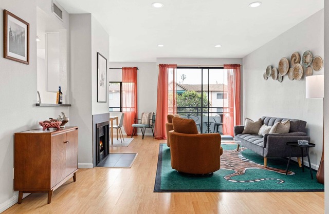 Newly Designed Home Near Los Angeles Landmarks