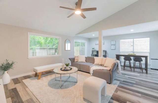 Newly furnished 1 story + Office Desk in Woodlands