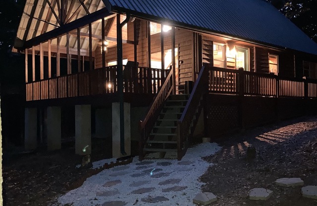 Newly furnished beautiful cabin with an access to Lake Hartwell