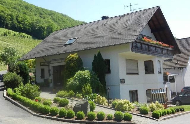 Newly furnished comfort vacation apartment on the foot of Castle Thurant in Alken