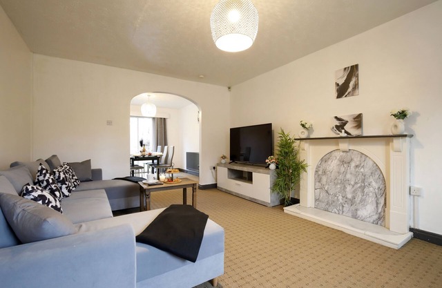 Newly-furnished, Detached 4 bedroom Didsbury home