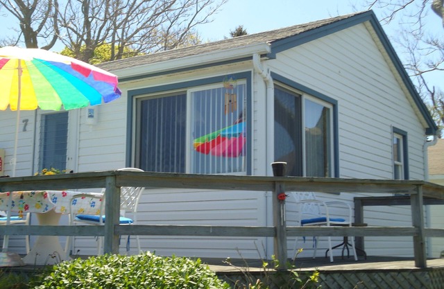 Newly Listed The Sunlit Cozy Cottage by the Sea on Lake Montauk